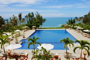 Vietnam Hotelpool vor Meeresblick