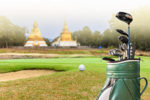 Golf + KulturReise - Golfbag vor buddhistischem Tempel auf einem Green